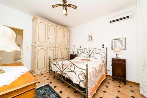 1 dormitorio con 1 cama y vestidor en Villa Anna By Vivimy, en Salve