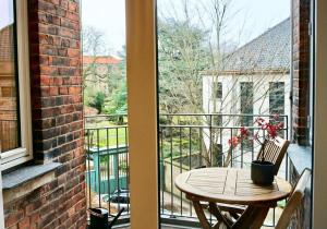 - une table sur un balcon avec vue sur la cour dans l'établissement Serviced Luxury Apartment in Østerbro - incl housekeeping once a week, à Copenhague