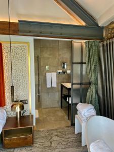 uma casa de banho com um chuveiro e um lavatório num quarto em Quite Simply French em Lancaster