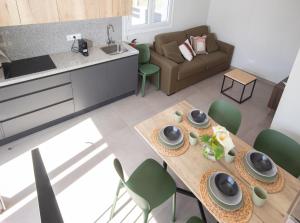 mit Blick auf eine Küche und ein Wohnzimmer in der Unterkunft AG Casa do Ramon en Playa Razo con patio exterior in A Coruña