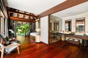 Il comprend un salon avec une chambre et une salle de bains. dans l'établissement Villa Akatsuki, à Lipa Noi