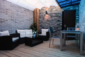 a patio with a table and chairs and a brick wall at Brown Dot Yangjeong in Busan