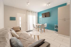 a living room with a couch and a table at WELCS CASA ADOSADA 144 EMP con piscina comunitaria in Montjoys