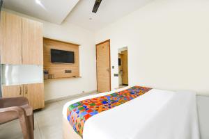 Postel nebo postele na pokoji v ubytování FabEscape Panchkula Motels