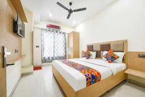 Postel nebo postele na pokoji v ubytování FabEscape Panchkula Motels