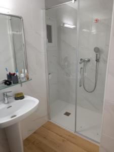 a bathroom with a shower and a sink at appartement lumineux piscine plage 250m centre ville grande terrasse portaventura in Cambrils