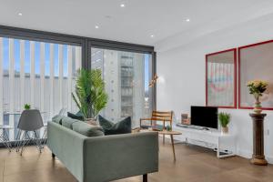 TV a/nebo společenská místnost v ubytování MySquare Premium One Bedroom Apartment City Road Basin