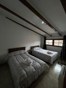 1 dormitorio con 2 camas en una habitación en Casa Angeles, en Catí