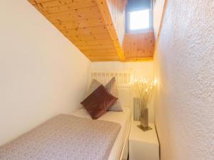 een kleine slaapkamer met 2 bedden en een raam bij Apartment with a shared sauna in Bichlbach in Bichlbach