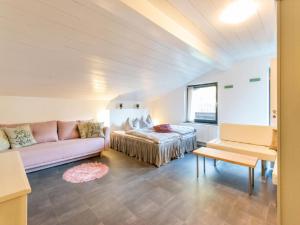 - un salon avec un canapé et un lit dans l'établissement Apartment with a shared sauna in Bichlbach, à Bichlbach
