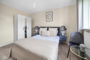Llit o llits en una habitació de The Acton Luxury Premium Rooms