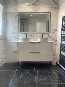 レシニーにあるMaison dans résidence américaineの洗面台が2つと鏡があるバスルーム +18枚の写真