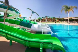 um escorrega aquático numa piscina num resort em Melia Villaitana em Benidorm