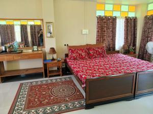 um quarto com uma cama, um lavatório e um espelho em SAI´S GRACE em Kalimpong