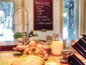 una mesa con pan y zumo y una pizarra en Destination Franc Sud Gaspésie, en Cascapedia