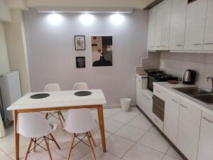 Kuchyňa alebo kuchynka v ubytovaní Lefkada SunCentral Apartments