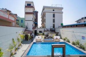Bazén v ubytování Nansc Hotel nebo v jeho okolí