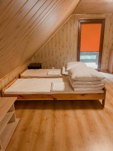 Cama ou camas em um quarto em Ośrodek wypoczynkowy Liny - Domek 1 Las