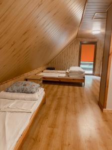 Tempat tidur dalam kamar di Ośrodek wypoczynkowy Liny - Domek 1 Las