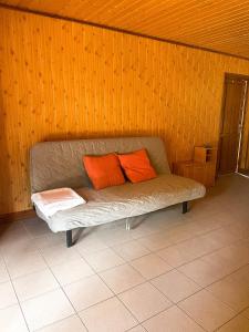 Ein Sitzbereich in der Unterkunft Ośrodek wypoczynkowy Liny - Domek 1 Las