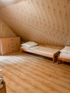 Een bed of bedden in een kamer bij Ośrodek wypoczynkowy Liny - Domek 1 Las