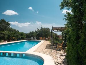 una piscina con una mesa y una silla junto a ella en Finca Sa Cova Vella, en Manacor