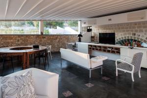 cocina y comedor con mesa y sillas en Villa Luna, en Scicli