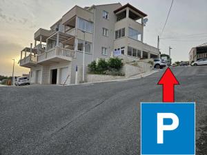 um edifício com um sinal de estacionamento em frente em Apartments Villa Dadić em Dubrovnik