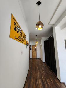 un corridoio con un cartello sul muro di una stanza di Serenity Inn home stay a Srinagar