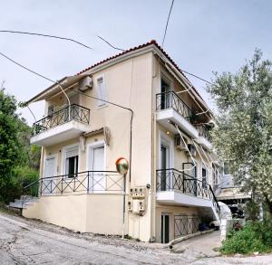un edificio con balcones en un lateral en Studios Akrotiri en Mitilene