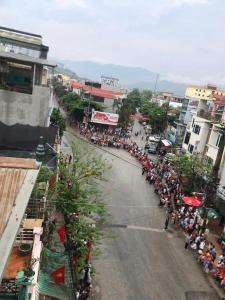 a large crowd of people on a city street at A Thía Hostel in Dien Bien Phu