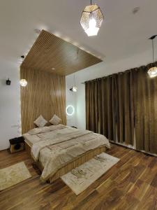 una camera da letto con un letto grande e una grande finestra di Serenity Inn home stay a Srinagar