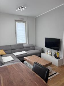 uma sala de estar com um sofá e uma mesa em Nexus Suites em Pulheim