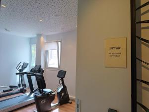 The fitness centre and/or fitness facilities at Athinais Hotel