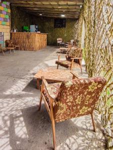 卡拉科爾的住宿－Urban Monkey Tent hostel & bar，一套椅子和一张桌子