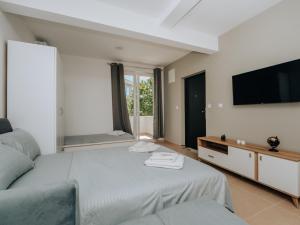 Apartments Milivojevic tesisinde bir odada yatak veya yataklar