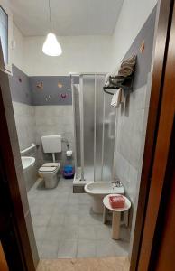 a small bathroom with a toilet and a shower at Il Mirto E La Rosa in Arenella
