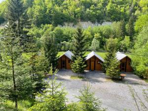 eine Aussicht über zwei Holzhütten in einem Wald in der Unterkunft Villat Gryka in Peja