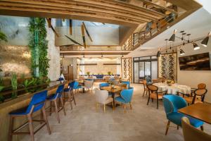um restaurante com mesas e cadeiras e um bar em Hotel Imperial Conference & Spa em Budva