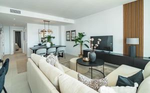 エステポナにあるLME133A- Stunning flat close to beach in Esteponaのソファとテーブルのあるリビングルーム