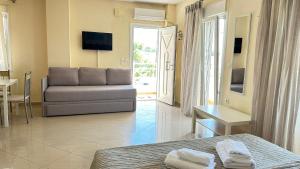 a living room with a couch and a table at Gorgona Di Thassos in Limenaria