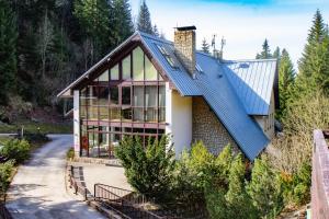 una casa con techo azul en Hotel Esprit, en Špindlerův Mlýn