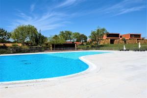 uma grande piscina com água azul em L'Orangerie em Vilamoura