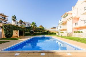 a swimming pool in front of a apartment building at Quinta do Paiva - Jardins do Vale in Albufeira