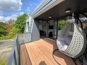 ブクステフーデにあるExklusives Penthouse in Buxtehude !!の家の玄関から吊るしたハンモック