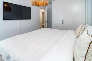 A bed or beds in a room at LM10BB- Modern ground floor flat in Le Mirage