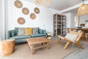 A seating area at LM10BB- Modern ground floor flat in Le Mirage