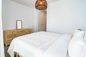 A bed or beds in a room at LM10BB- Modern ground floor flat in Le Mirage
