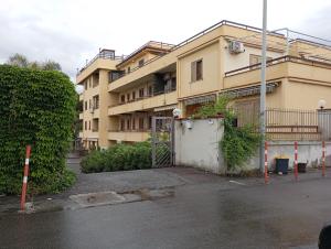 un bâtiment avec une porte devant lui dans l'établissement ETNA e MARE, à Riposto