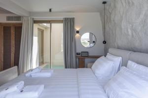 Postel nebo postele na pokoji v ubytování Solus Suites Milos + 37 fotografií